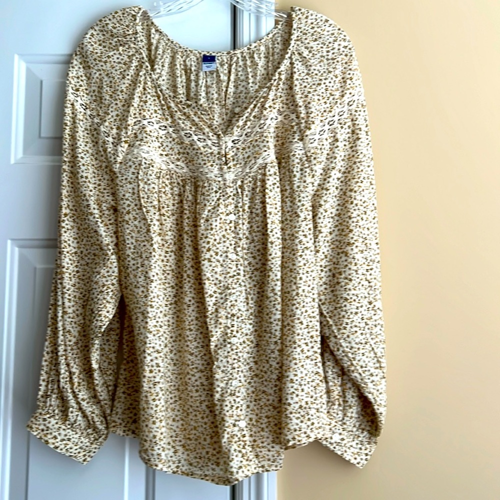 👚NWOT👚ADORABLE OLD NAVY BUTTON DOWN ROUND NECK SZ L CREAM WITH SMALL FLOWERS